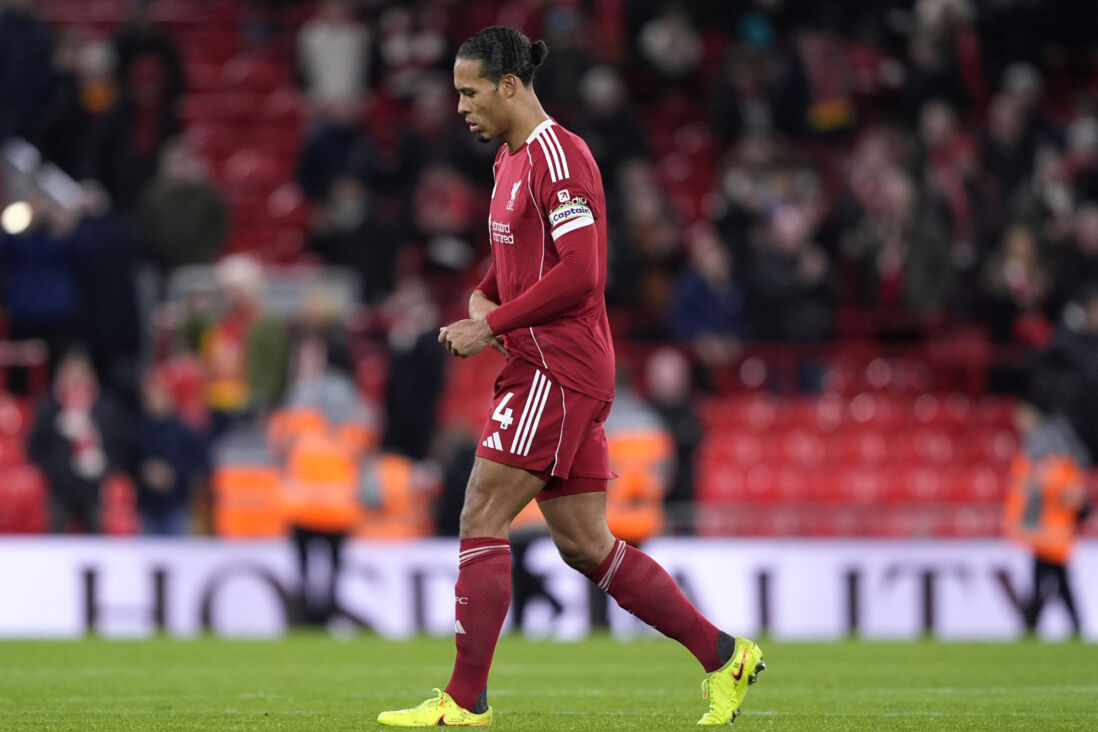 Virgil van Dijk baalt na een treffer van PSV