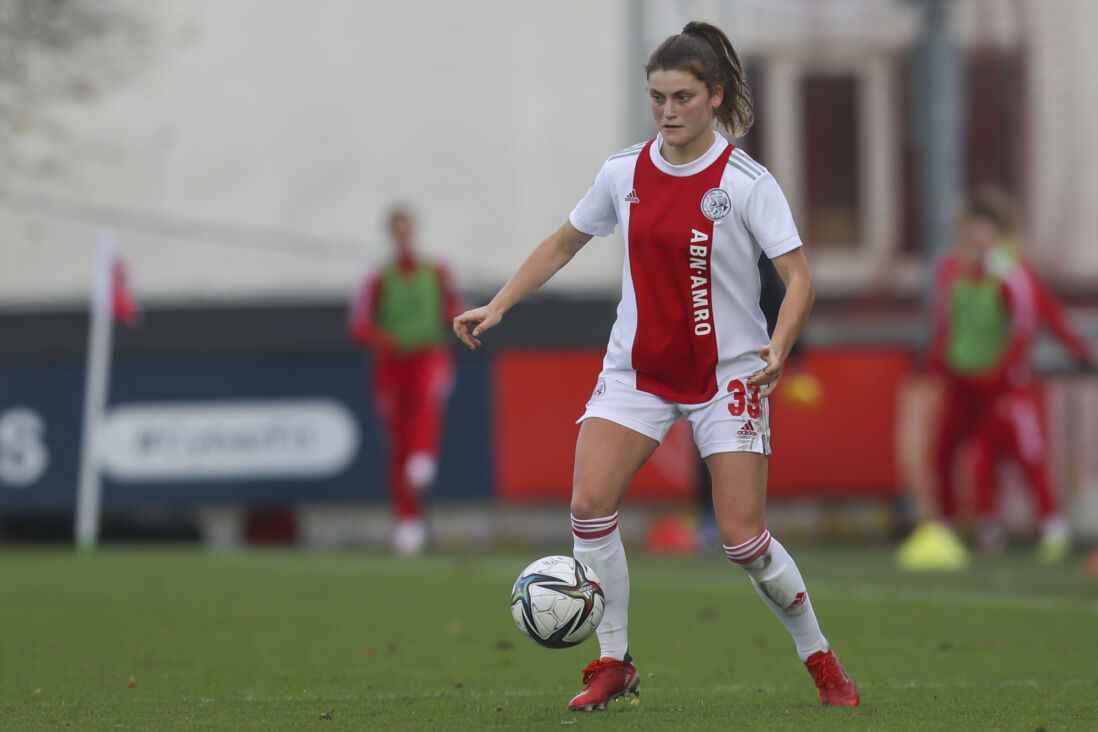Vita van der Linden in het thuisshirt van Ajax