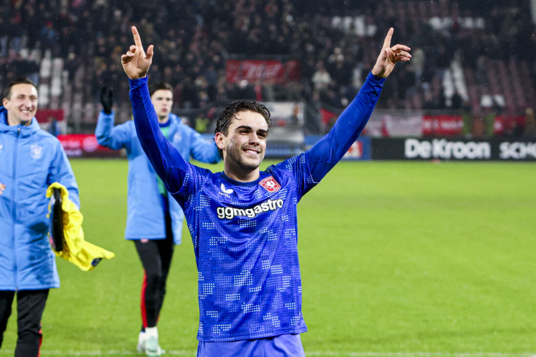 Bart van Rooij juicht na de zege op FC Utrecht