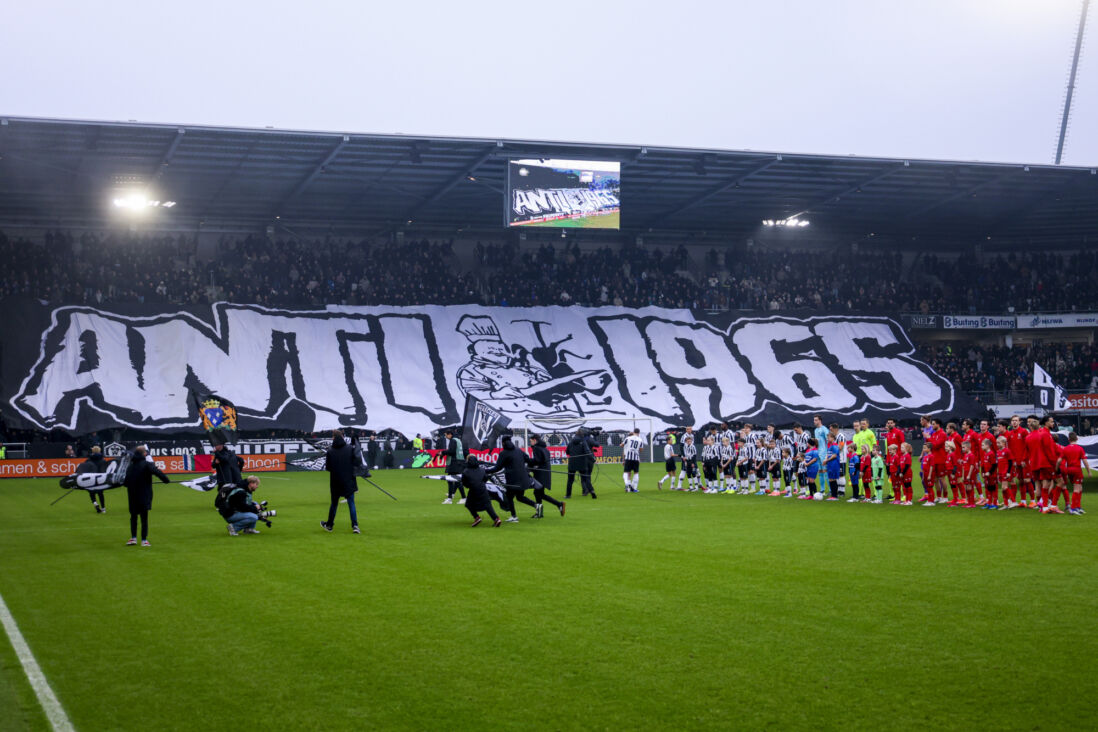 Heracles-fans met een spandoek in de derby tegen FC Twente