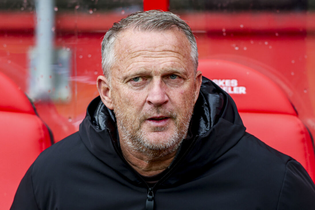 John van den Brom op de bank bij FC Twente