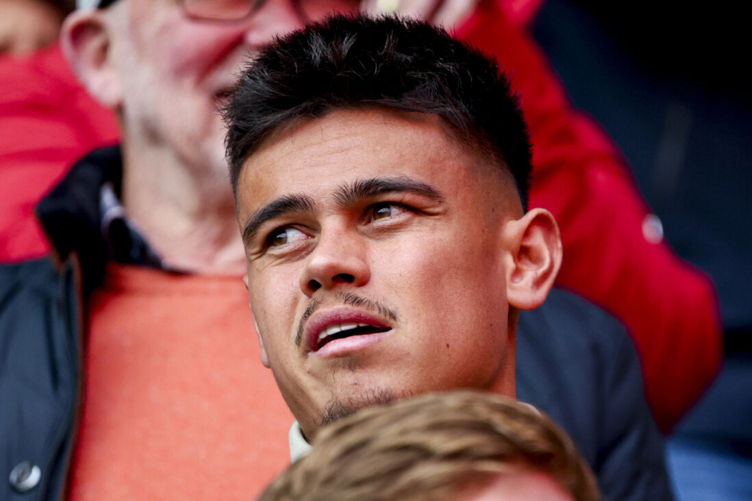 Mees Hilgers kijkt toe