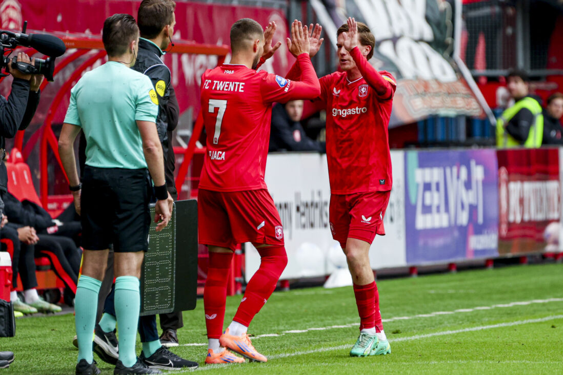 Marco Pjaca komt in het veld voor Daan Rots