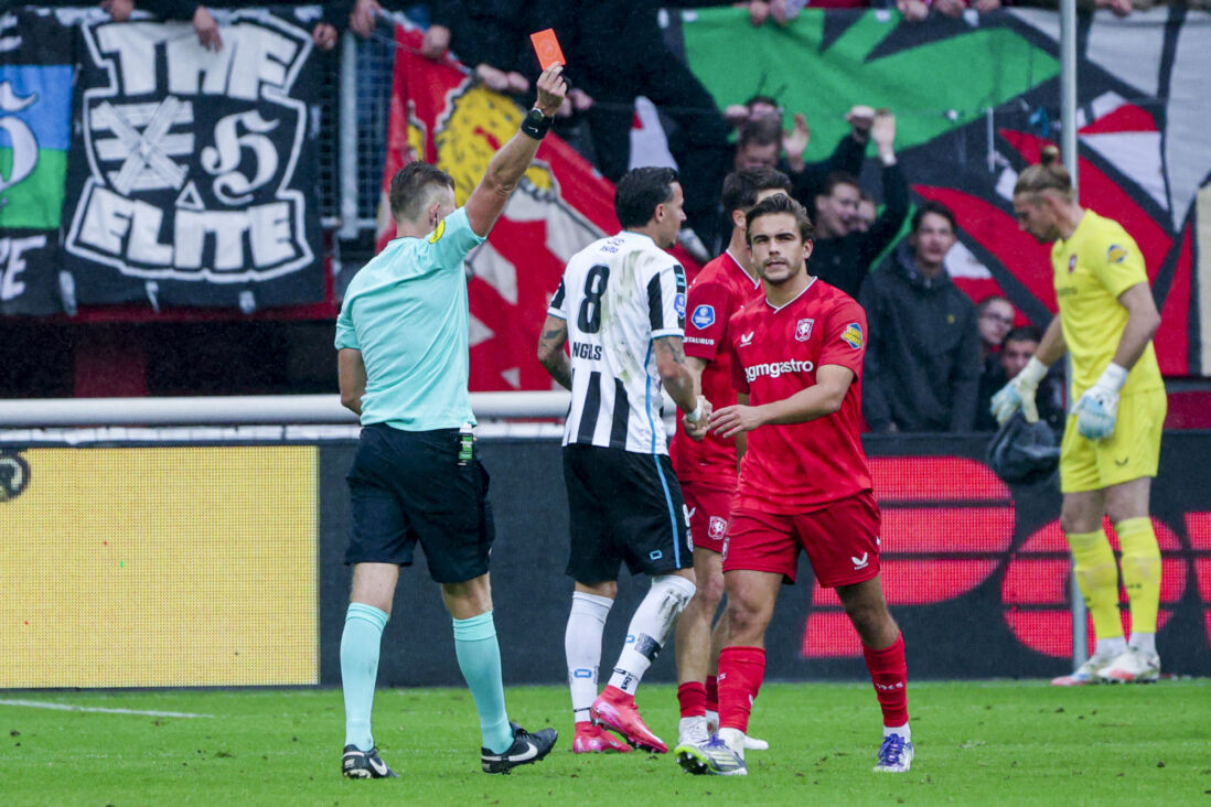 Bart van Rooij wordt met rood van het veld gestuurd