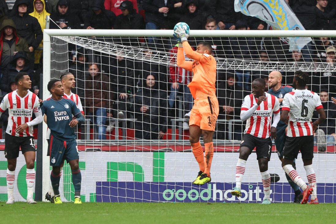 Walter Benítez plukt een voorzet uit de lucht