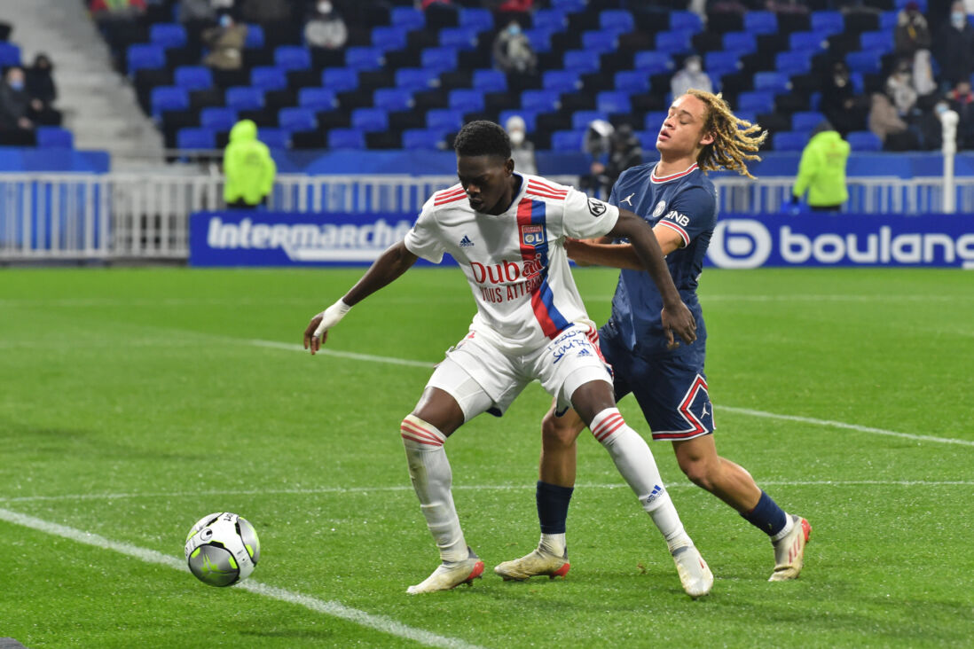 Xavi Simons probeert de bal af te pakken van een tegenstander