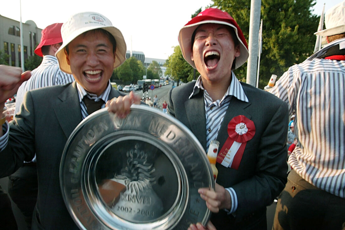 Young pyo Lee en Ji sung Park met de schaal in 2003