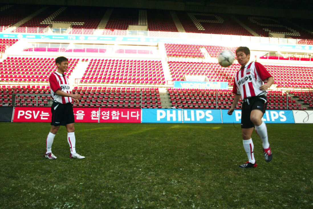 Young-pyo Lee en Ji-sung Park bij hun presentatie in het Philips Stadion