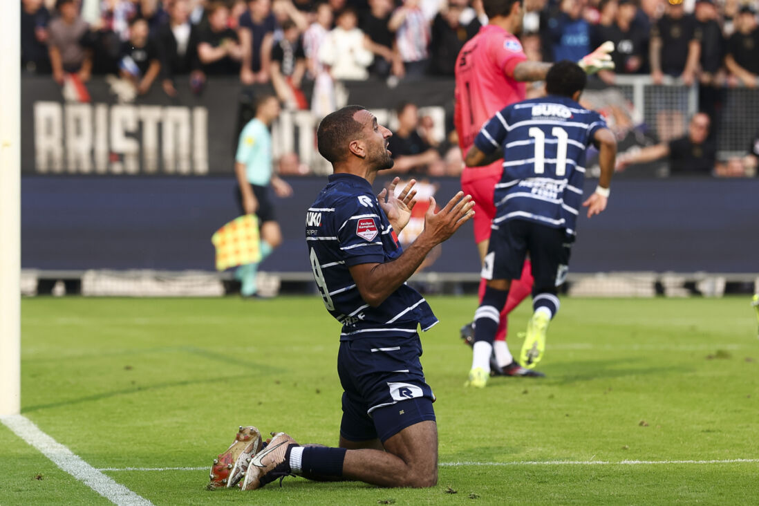 Youssef El Kachati bidt voor het duel met Willem II