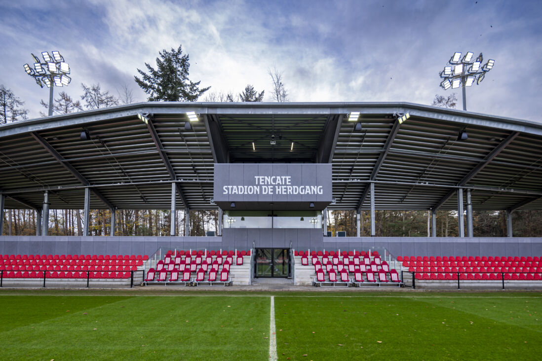 De Zuidtribune van TenCate Stadion De Herdgang