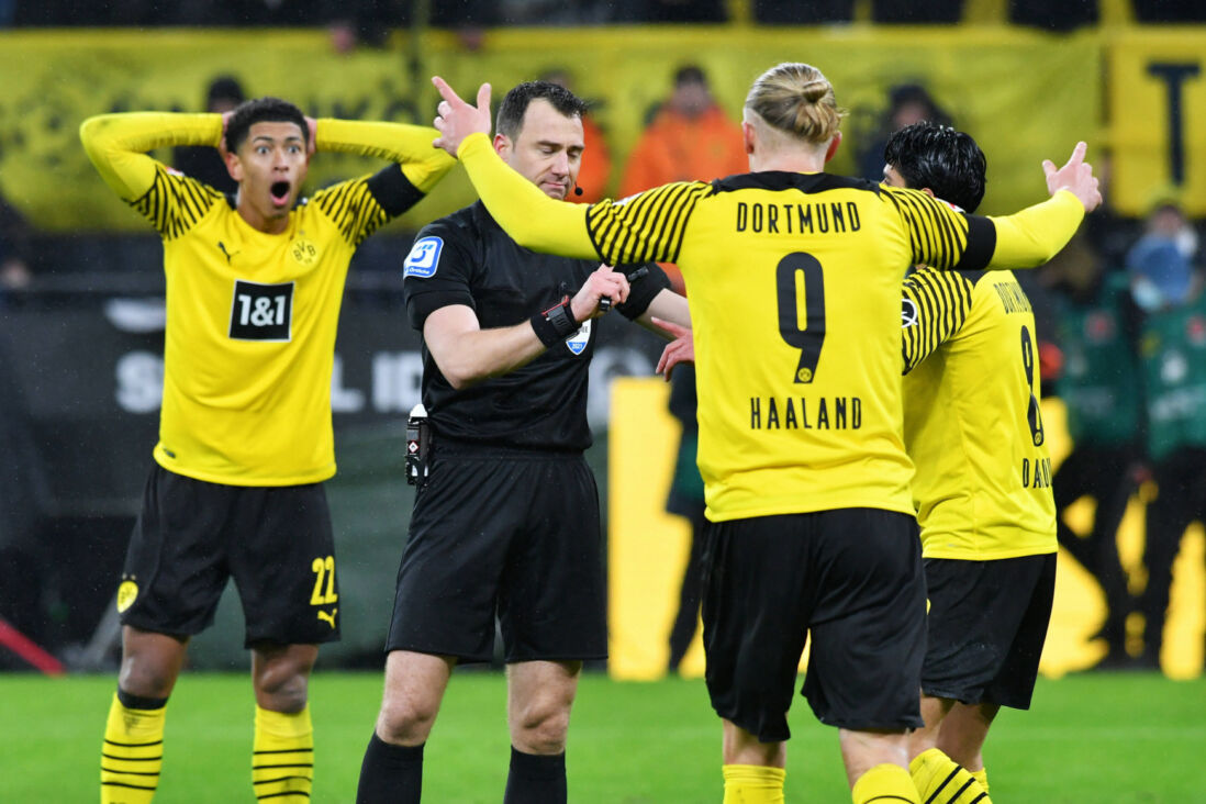 Felix Zwayer tijdens het duel van Borussia Dortmund