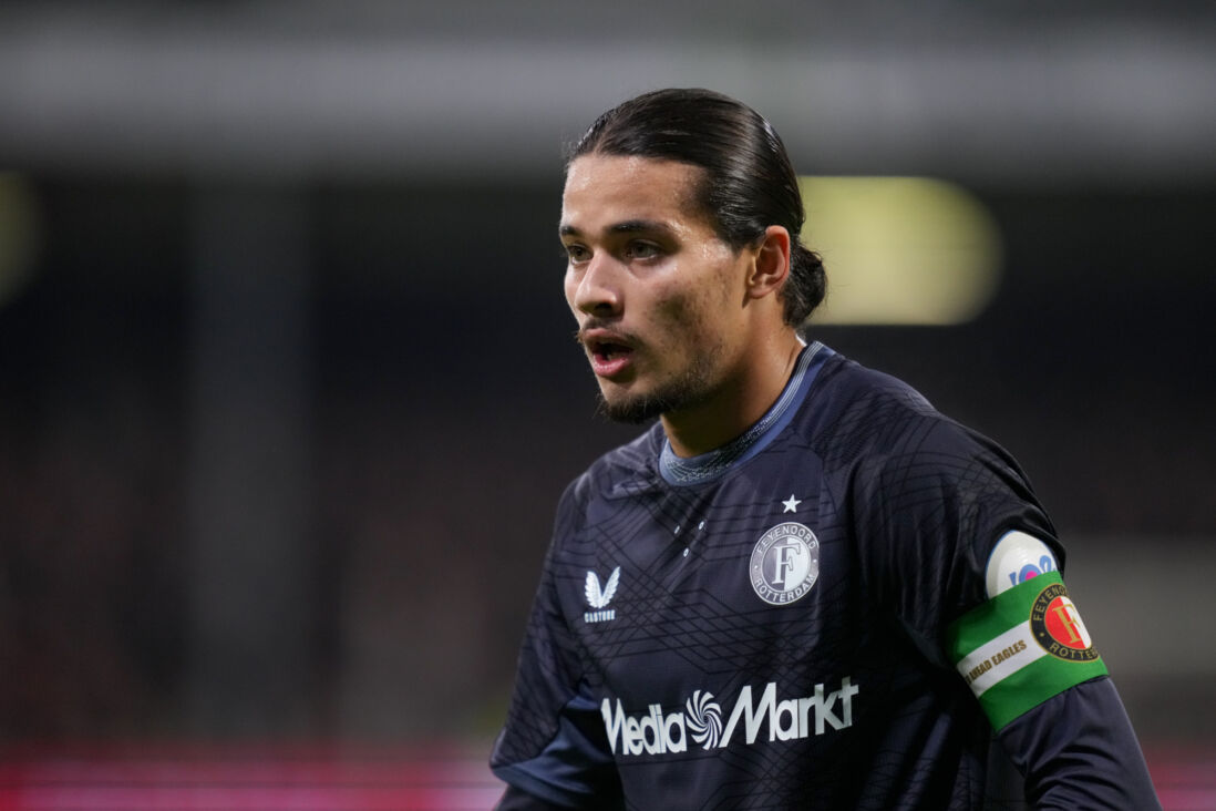 Anis Hadj Moussa met de aanvoerdersband om bij Feyenoord