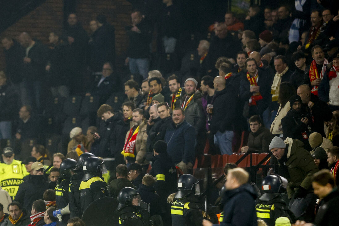 Politie op de tribunes in de Adelaarshorst bij Go Ahead Eagles - VfB Stuttgart