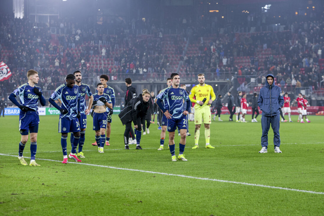 Ajax-spelers lopen richting het uitvak in Alkmaar