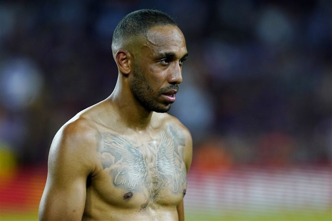 Pierre-Emerick Aubameyang met ontbloot bovenlijf in Barcelona