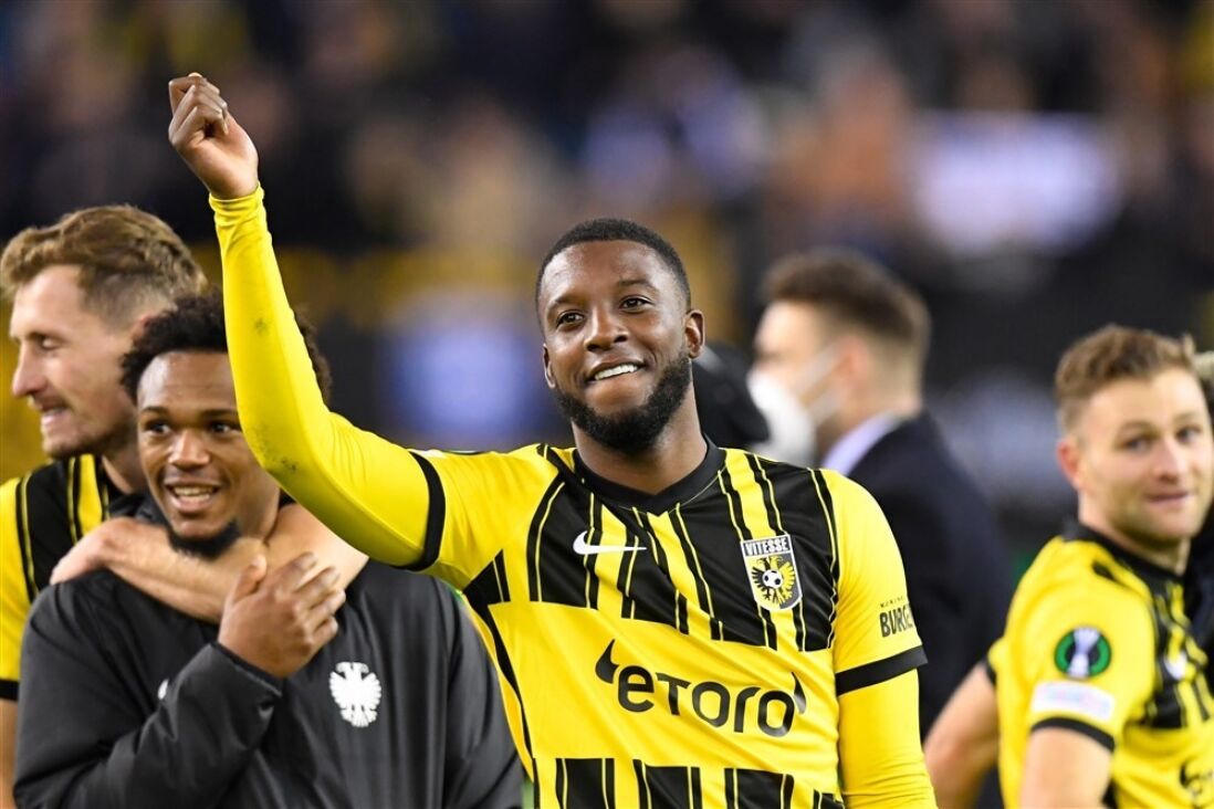 Riechedly Bazoer viert een zege van Vitesse