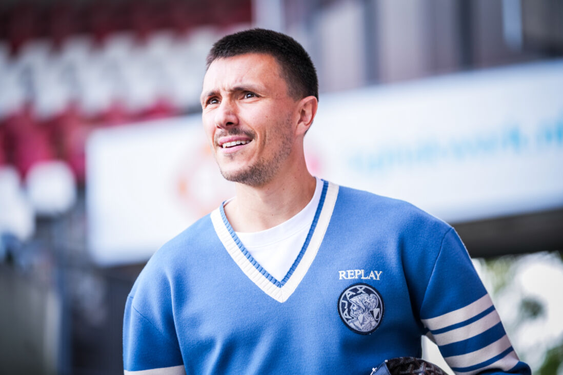 Steven Berghuis bij een uitwedstrijd van Ajax