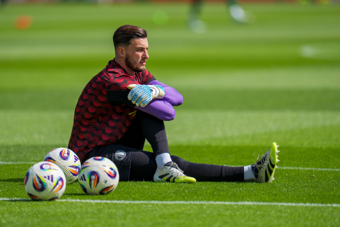 Justin Bijlow zit op het veld in De Kuip