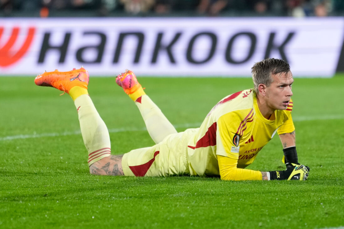 Marco Bizot met een redding in De Kuip