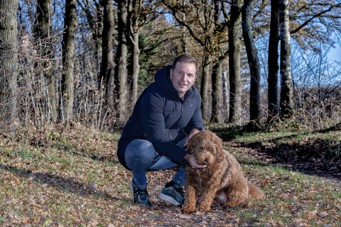 Arnold Bruggink in het bos met zijn hond