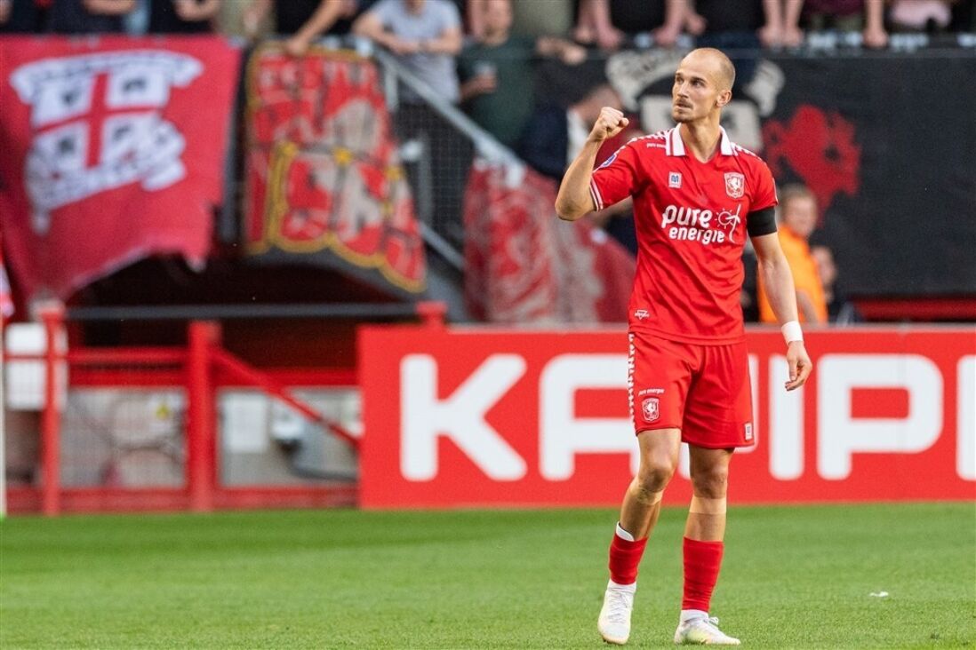 Cerny balt zijn vuist na de goal tegen FC Groningen