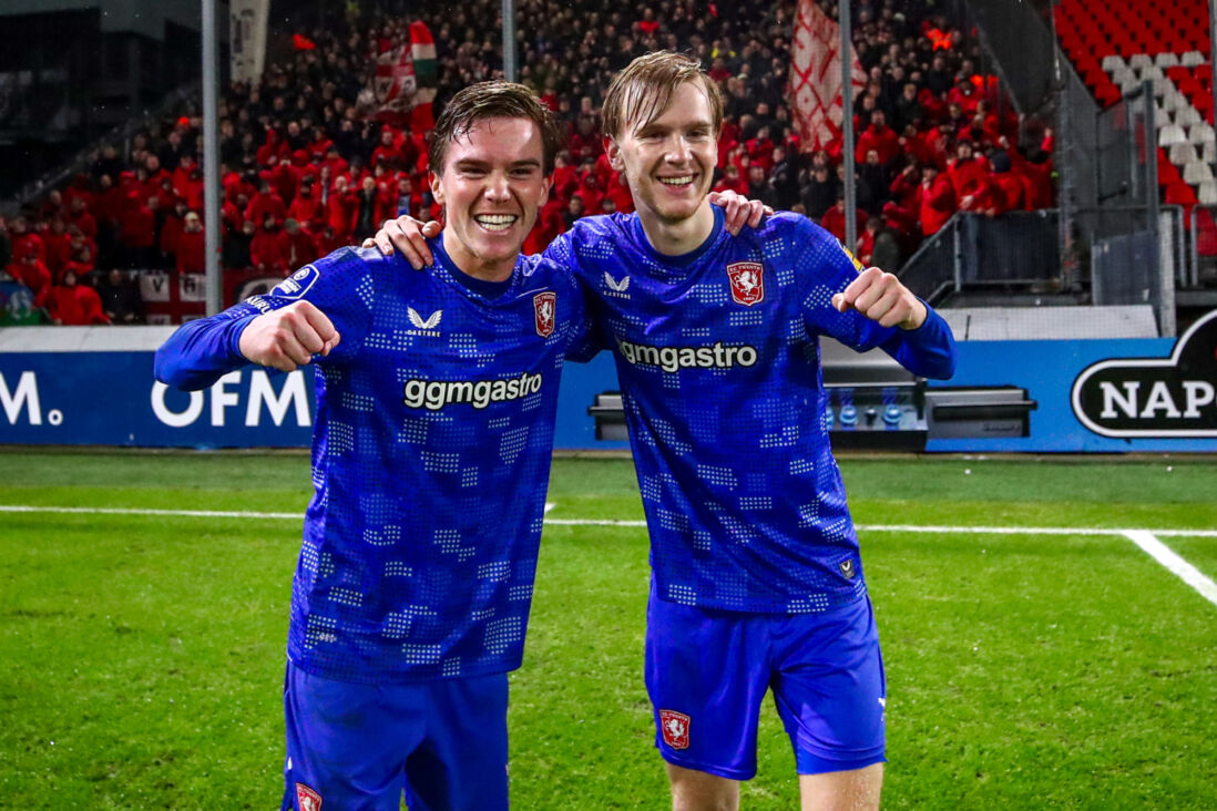 Daan Rots en Mats Rots vieren feest voor het uitvak met FC Twente-fans