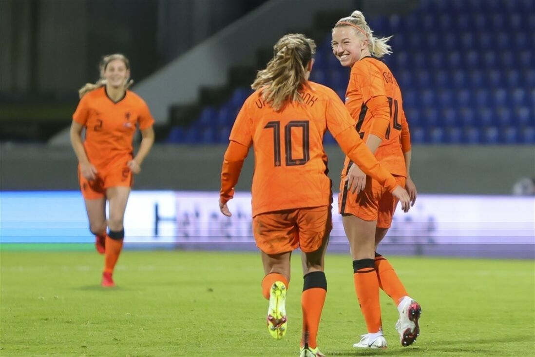 Danielle van de donk jackie groenen oranjeleeuwinnen 614a4ae4f0dcf