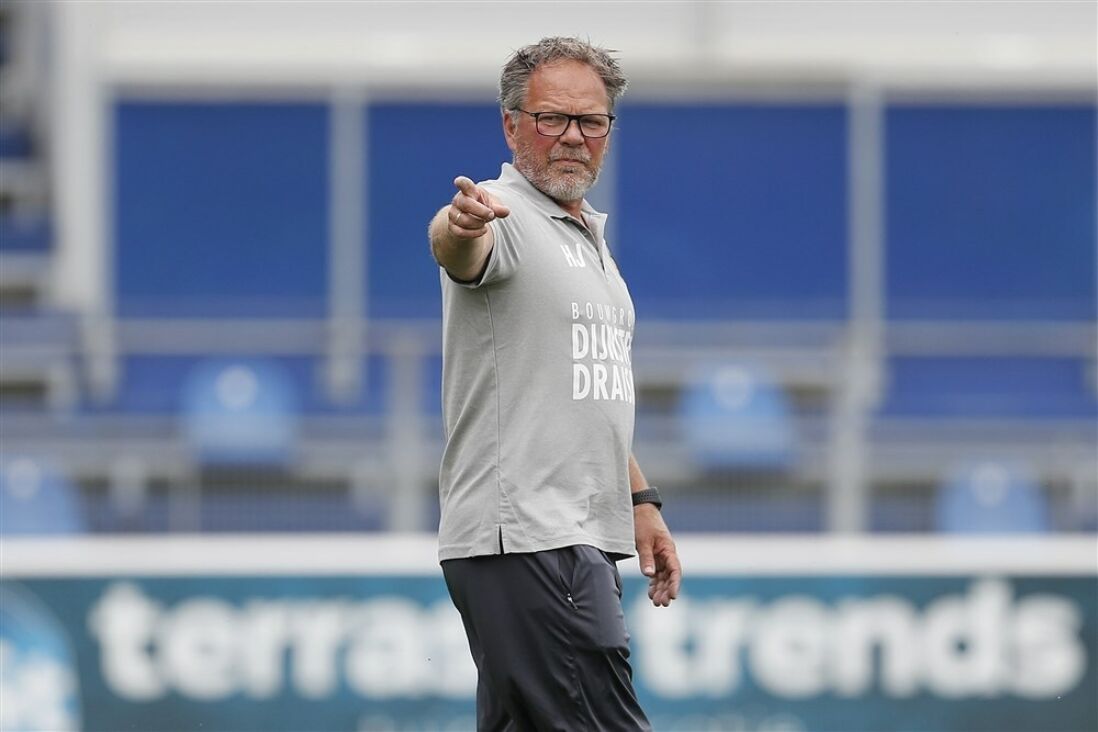 Henk de Jong wijst