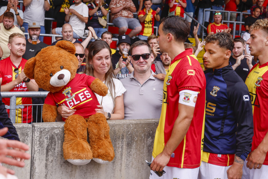 Mats Deijl geeft een grote knuffel aan de ouders van Jesse (2)