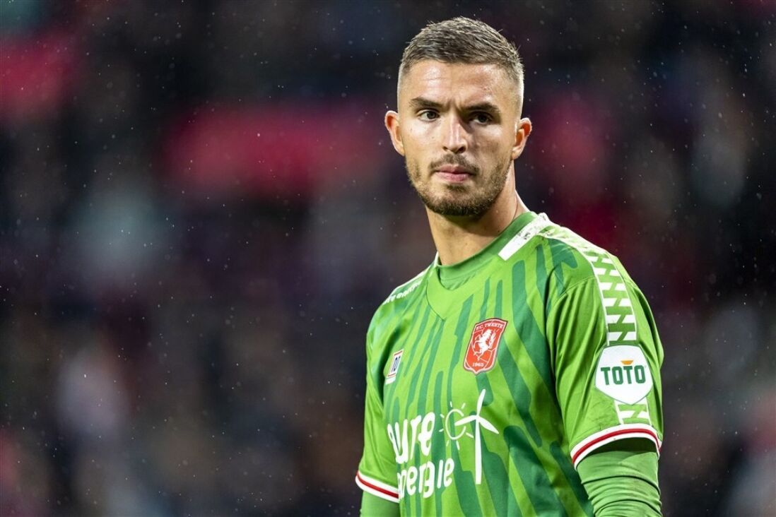 Jeffrey de Lange kreeg in de uitwedstrijd tegen PSV nog vijf goals om de oren