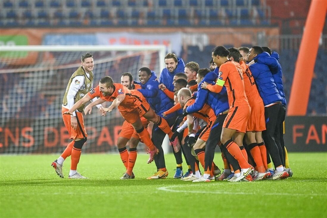 Het Nederlands elftal viert feest in een lege Kuip