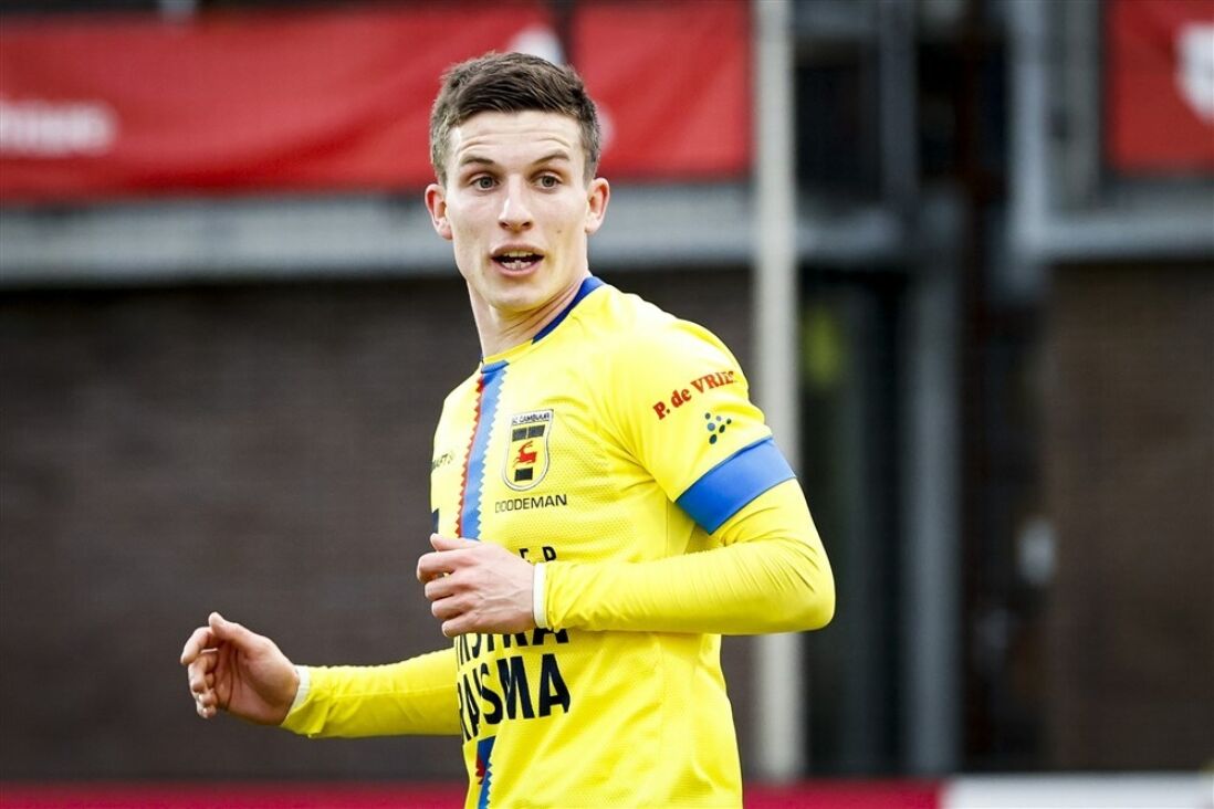 SC Cambuur-speler Nick Doodeman kijkt gefocust