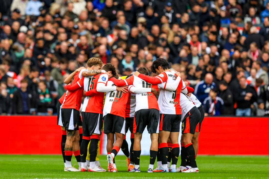 Feyenoord-spelers voor een wedstrijd in De Kuip