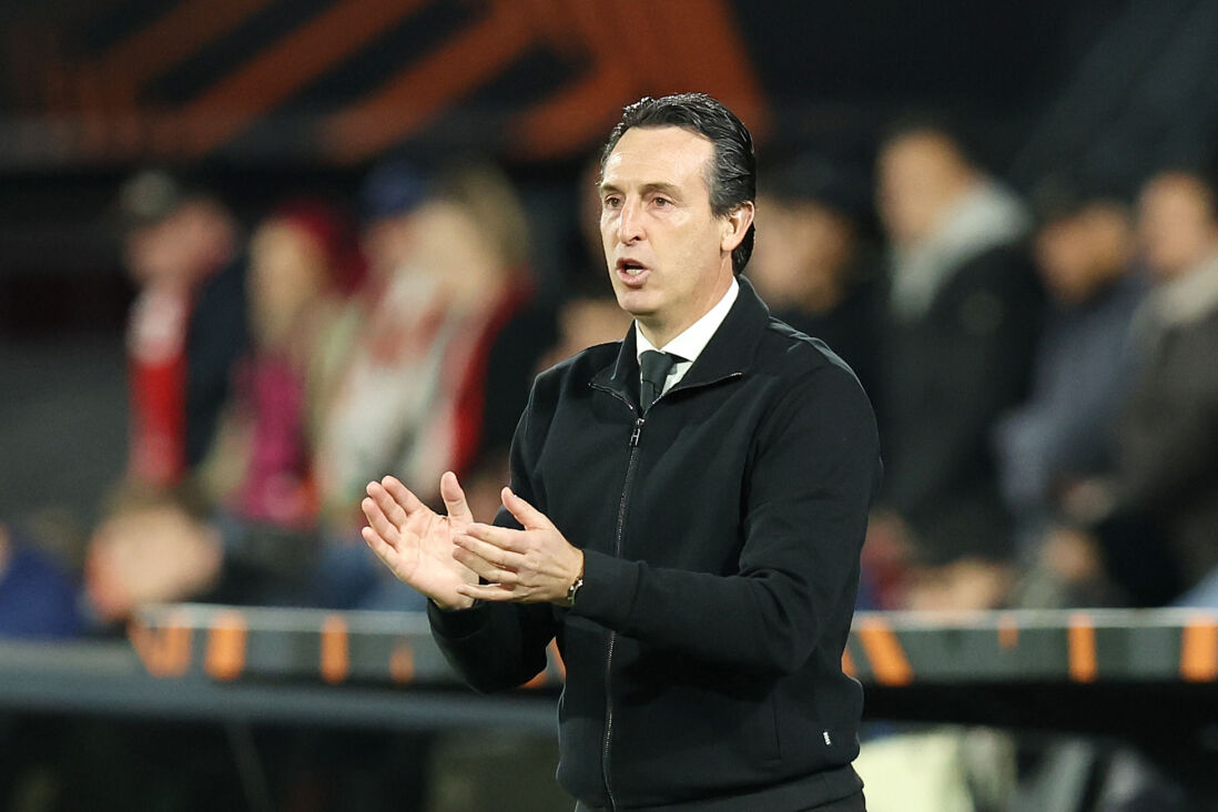 Unai Emery spoort de spelers van Aston Villa aan