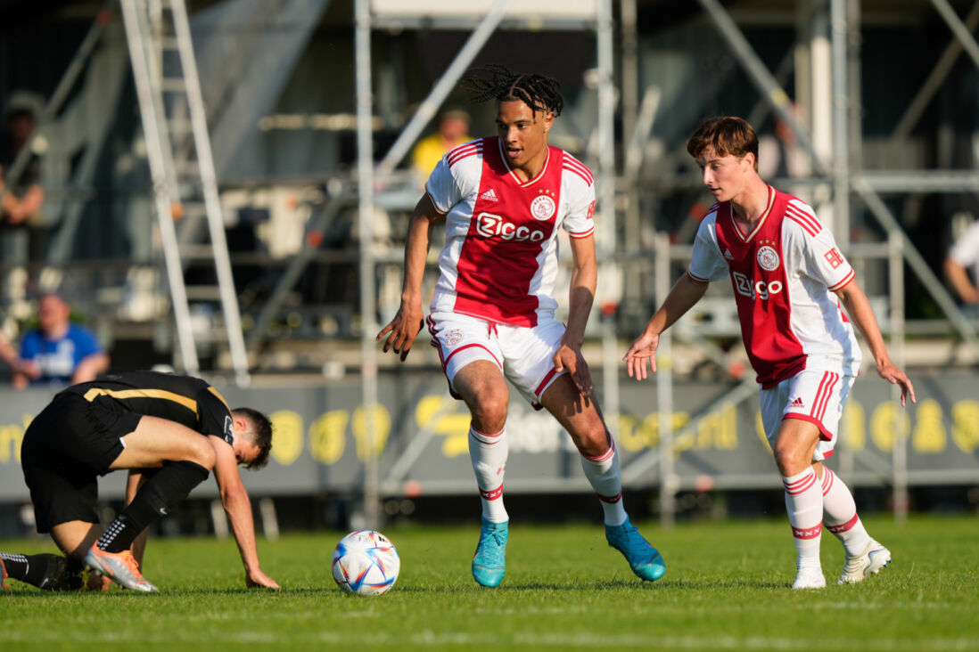 Jay Enem aan de bal namens Ajax