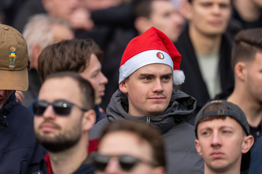 Feyenoord-fan met een kerstmuts op