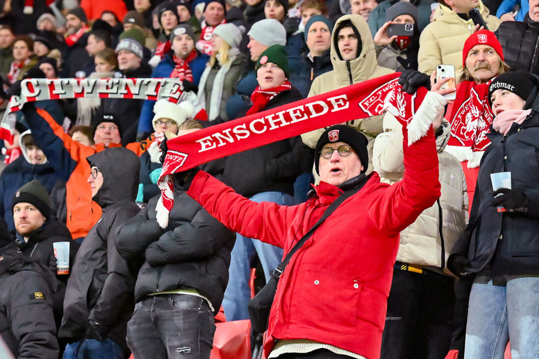 FC Twente-fans met een muts op tegen de kou