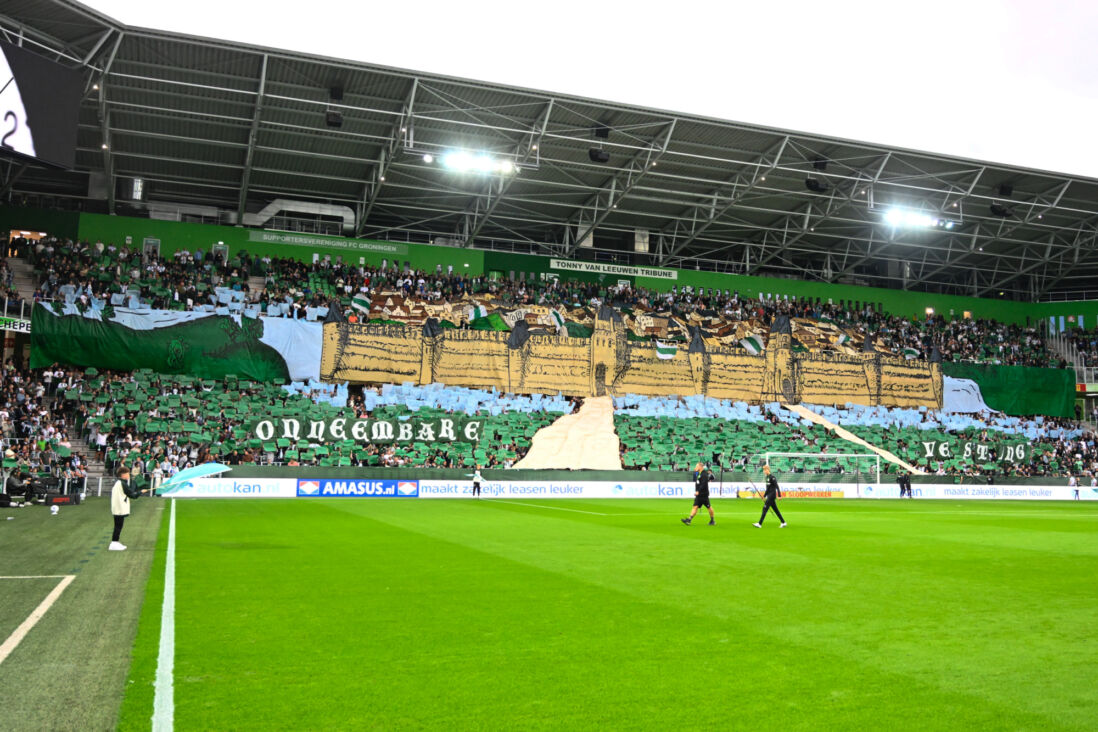 FC Groningen-fans met een fraaie sfeeractie