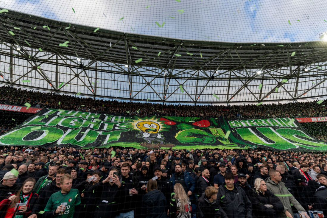 Feyenoord-fans met een sfeeractie in De Kuip