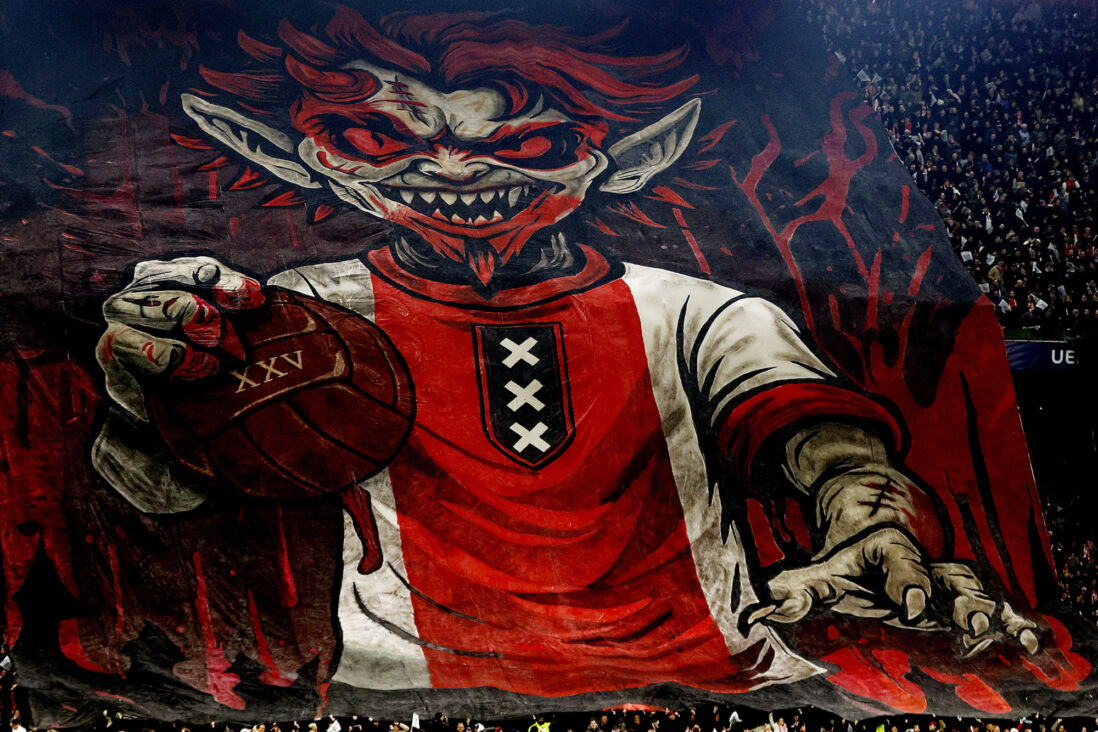 Ajax-fans met een heerlijke sfeeractie