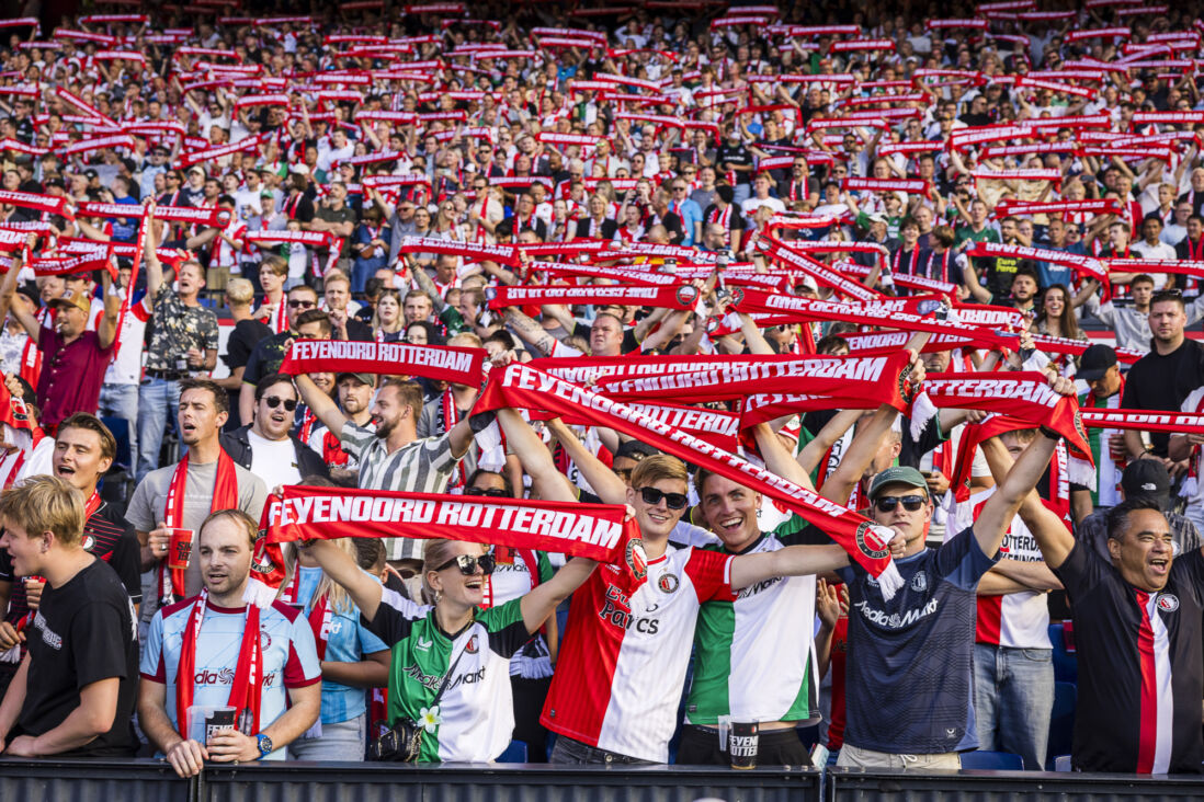 Feyenoord-fans met sjaals