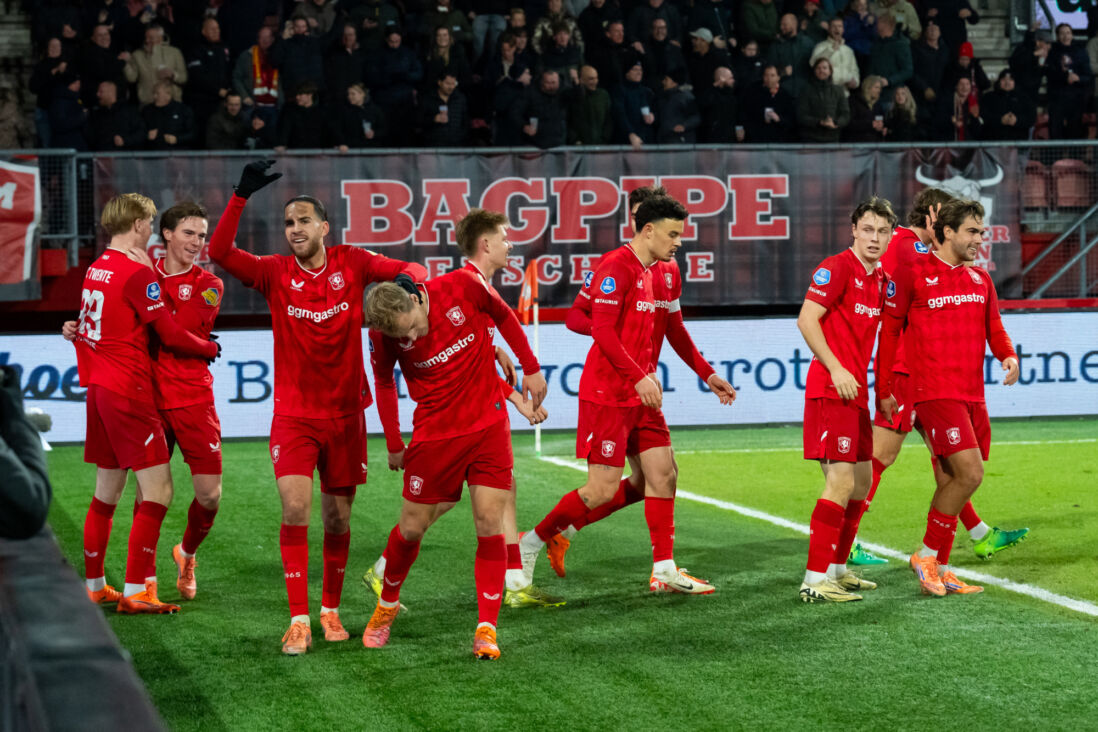 FC Twente-spelers vieren de goal van Daan Rots tegen AZ
