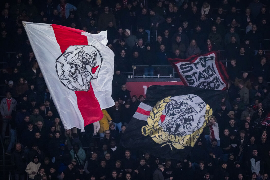 Ajax-fans met vlaggen in Amsterdam