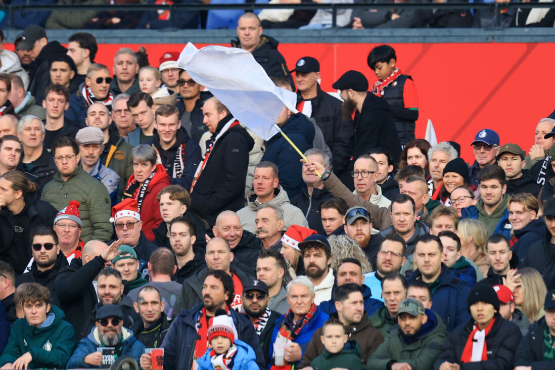 Feyenoord-fan zwaait met de witte vlag