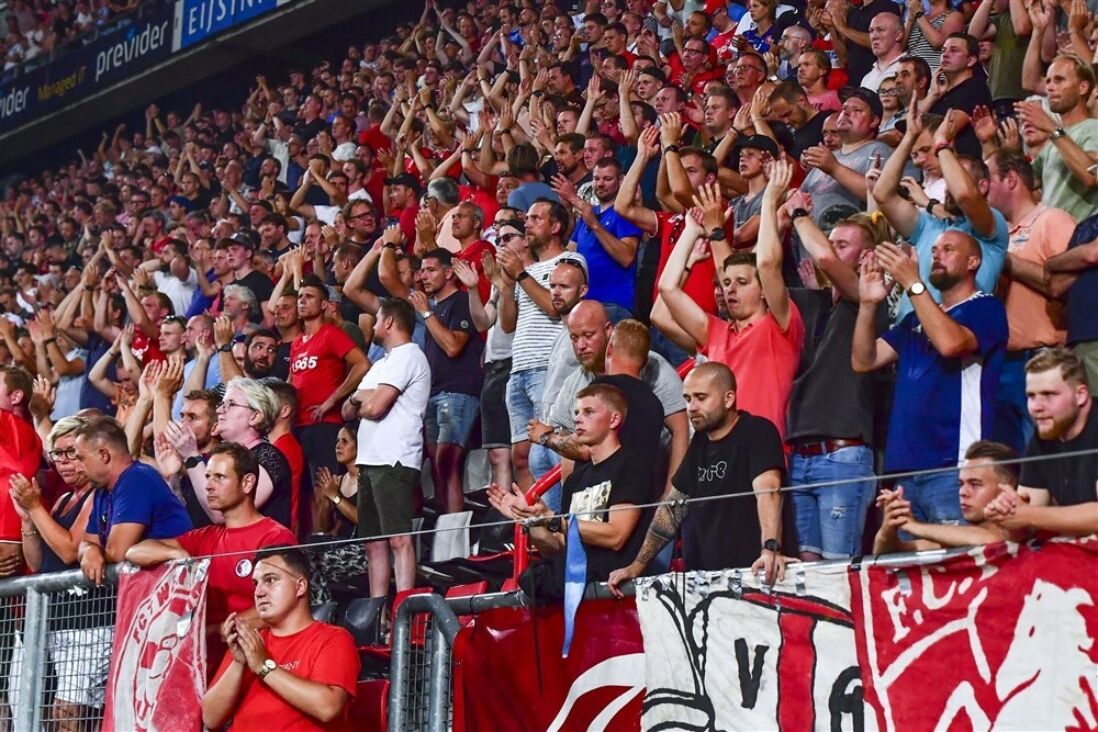 FC Twente-fans na het gelijkspel tegen Fiorentina (0-0)