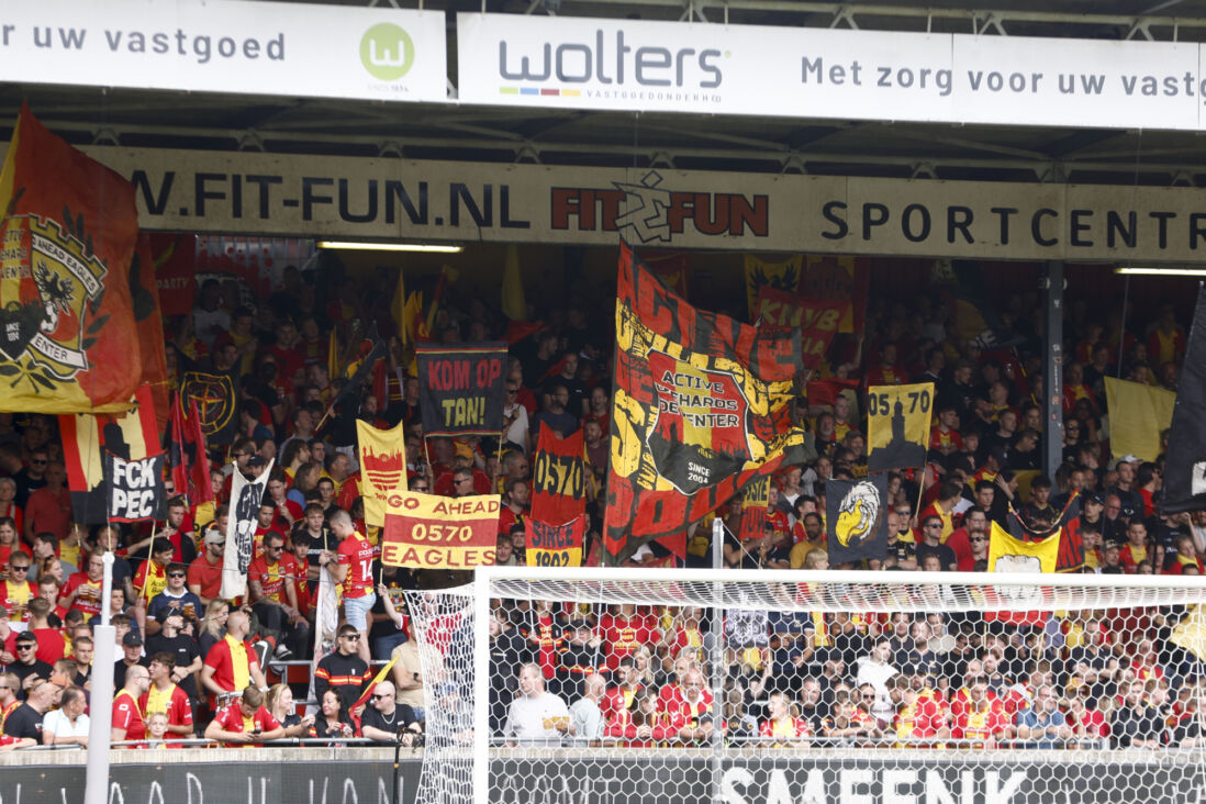 Go Ahead Eagles-fans met vlaggen