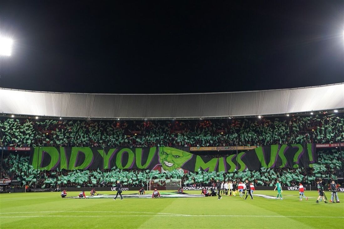 Feyenoord-fans met een fraaie sfeeractie in De Kuip