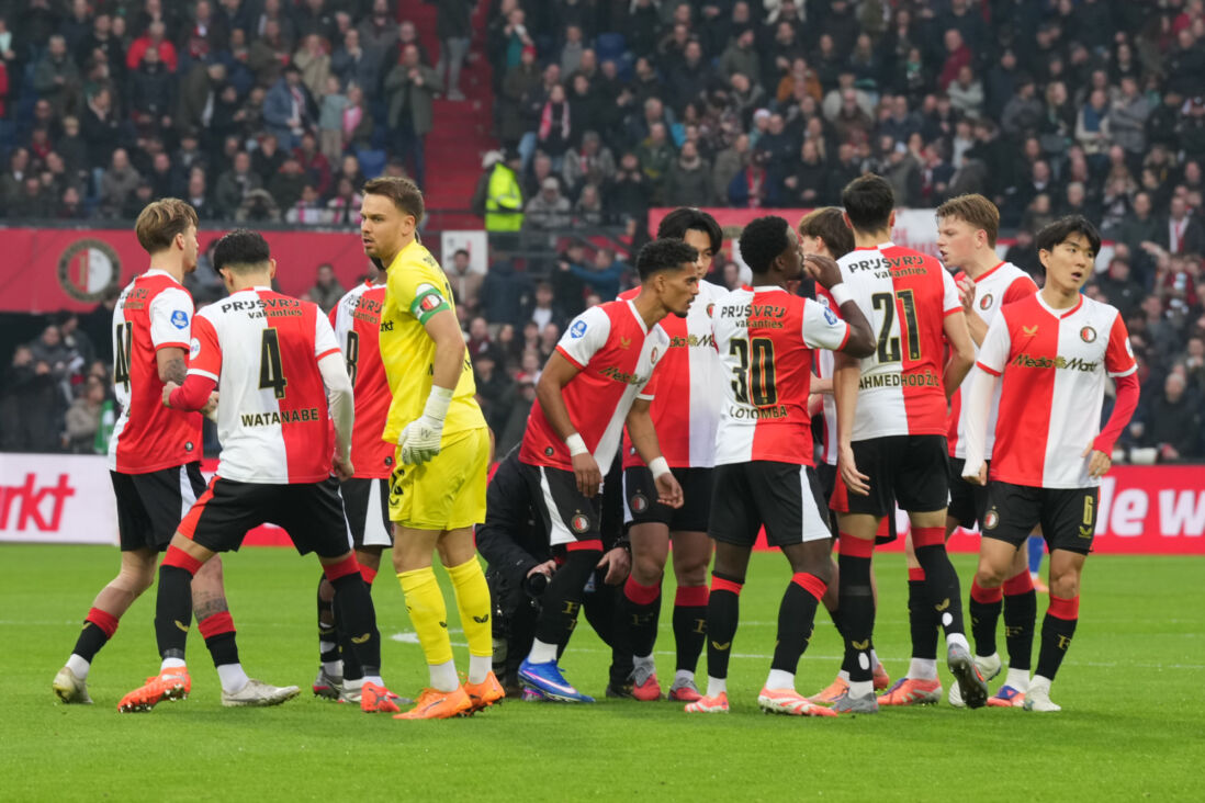 Feyenoord-spelers maken zich klaar in De Kuip