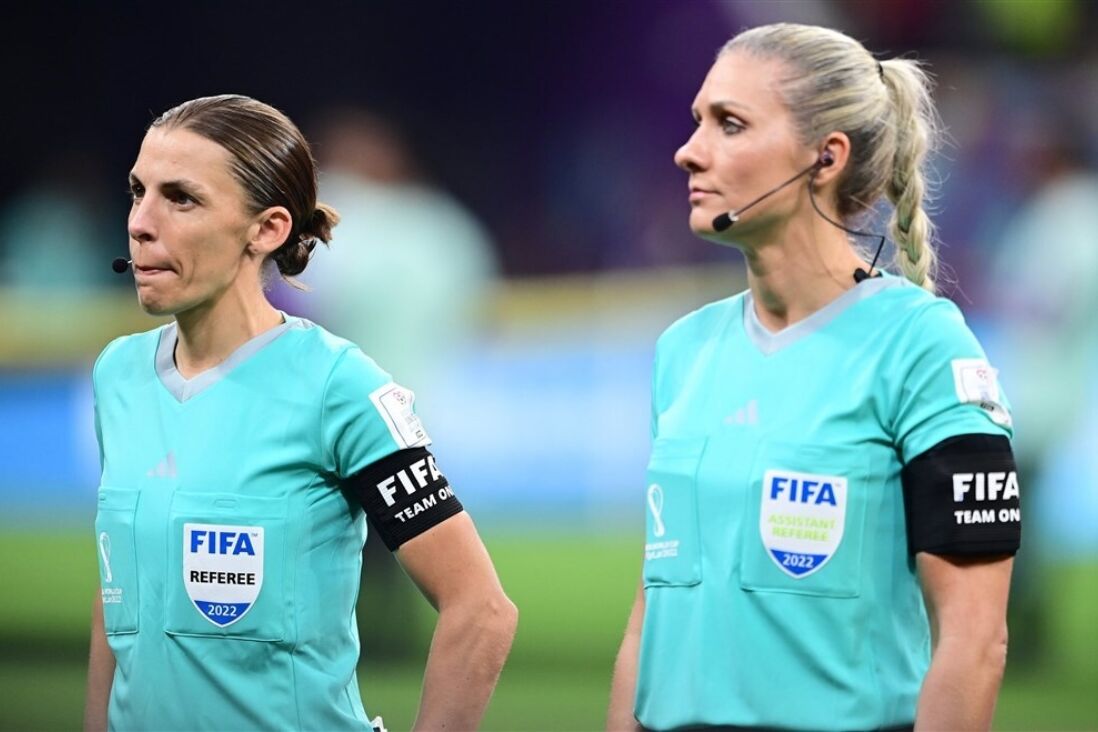 Stéphanie Frappart (links) tijdens het WK in Qatar