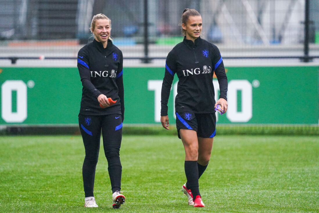 Jackie Groenen en Kerstin Casparij voor de training van de OranjeLeeuwinnen